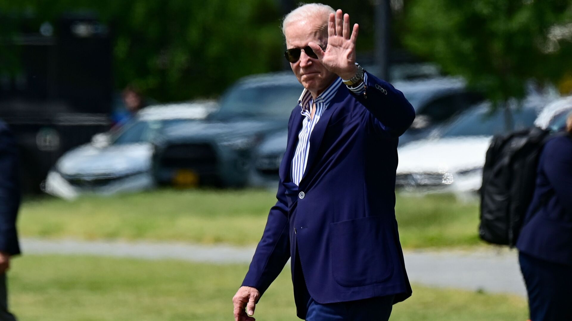 U.S. President Joe Biden waves as he walks across the Ellipse as he departs the White House for Camp David, in Washington, U.S., May 22, 2021 - Sputnik International, 1920, 25.05.2021