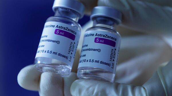 A doctor shows vials of AstraZeneca's COVID-19 vaccine in his general practice facility, as the spread of the coronavirus disease (COVID-19) continues, in Vienna, Austria May13, 2021.  REUTERS/Leonhard Foeger - Sputnik International