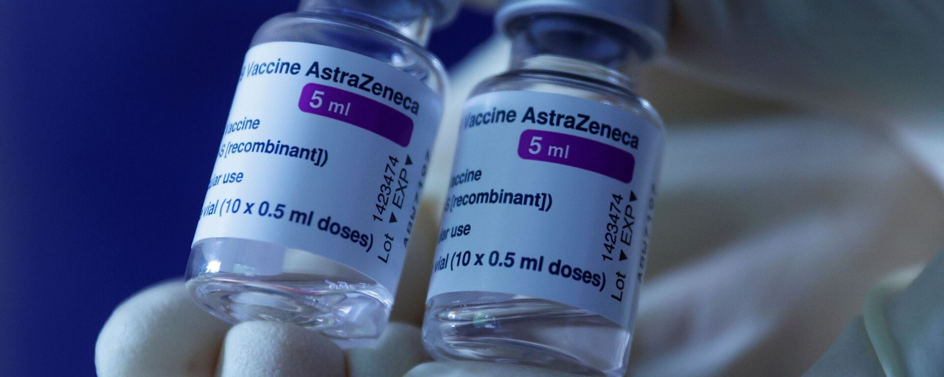 A doctor shows vials of AstraZeneca's COVID-19 vaccine in his general practice facility, as the spread of the coronavirus disease (COVID-19) continues, in Vienna, Austria May13, 2021.  REUTERS/Leonhard Foeger - Sputnik International, 1920, 26.05.2021