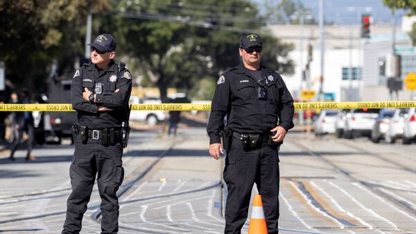 Police secure the scene of a mass shooting at a rail yard run by the Santa Clara Valley Transportation Authority in San Jose, California, 26 May 2021. - Sputnik International