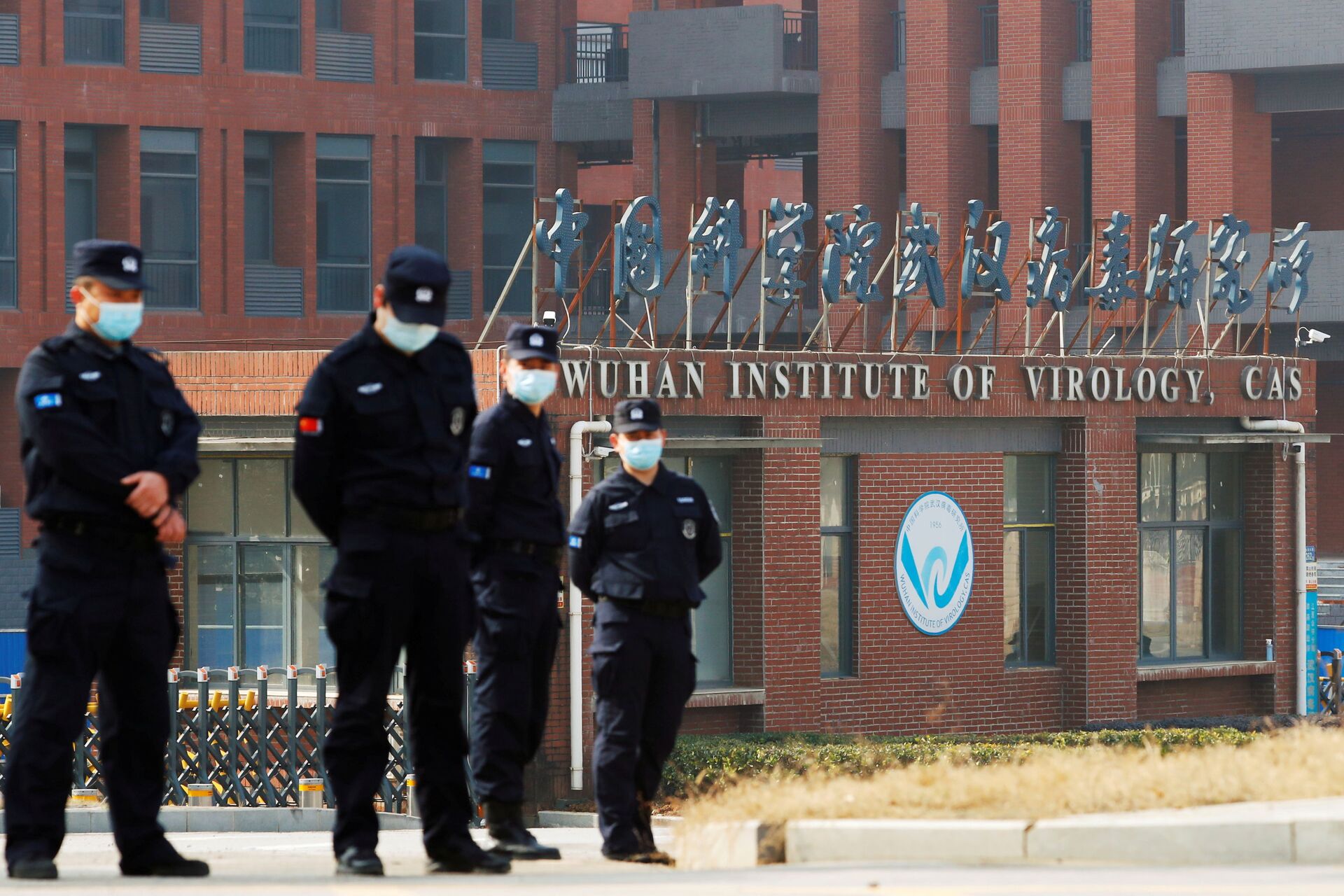 Security personnel keep watch outside the Wuhan Institute of Virology during a visit by the World Health Organisation (WHO) team tasked with investigating the origins of the coronavirus disease (COVID-19), in Wuhan, Hubei Province, China 3 February 2021. - Sputnik International, 1920, 19.11.2021