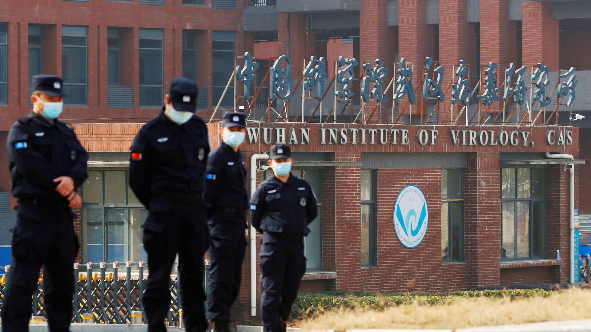 Security personnel keep watch outside the Wuhan Institute of Virology during a visit by the World Health Organisation (WHO) team tasked with investigating the origins of the coronavirus disease (COVID-19), in Wuhan, Hubei Province, China 3 February 2021. - Sputnik International, 1920, 27.05.2021