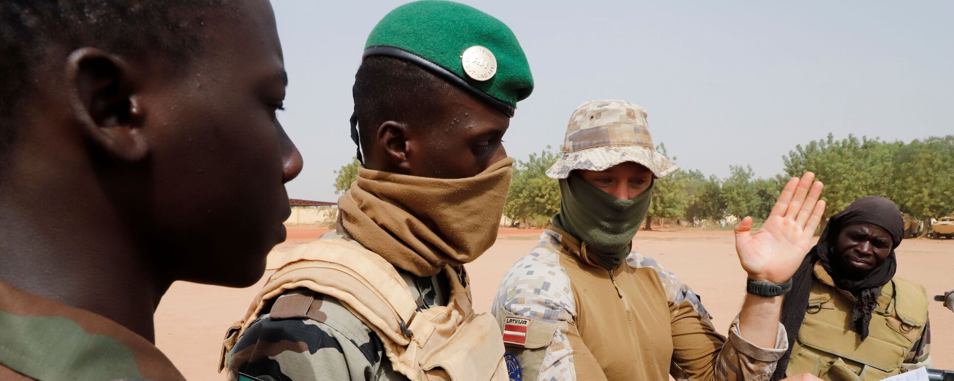 Malian soldiers of the 614th Artillery Battery are pictured during a training session on a D-30 howitzer with the European Union Training Mission (EUTM), to fight jihadists,  in the camp of Sevare, Mopti region, in Mali March 23, 2021.  - Sputnik International, 1920, 20.09.2021