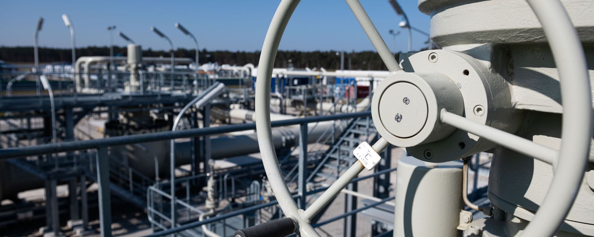 Piping systems and shut-off valves are pictured at the gas receiving station of the Nord Stream Baltic Sea pipeline, in Lubmin, Germany - Sputnik International, 1920, 23.03.2026