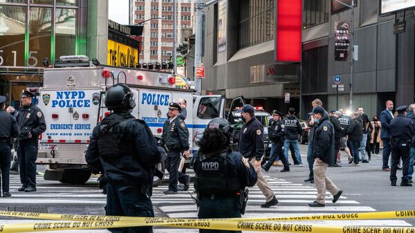 New York City police officers stand guard after a shooting incident in Times Square, New York, U.S., May 8, 2021 - Sputnik International