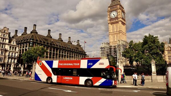 A tour bus driving in London - Sputnik International