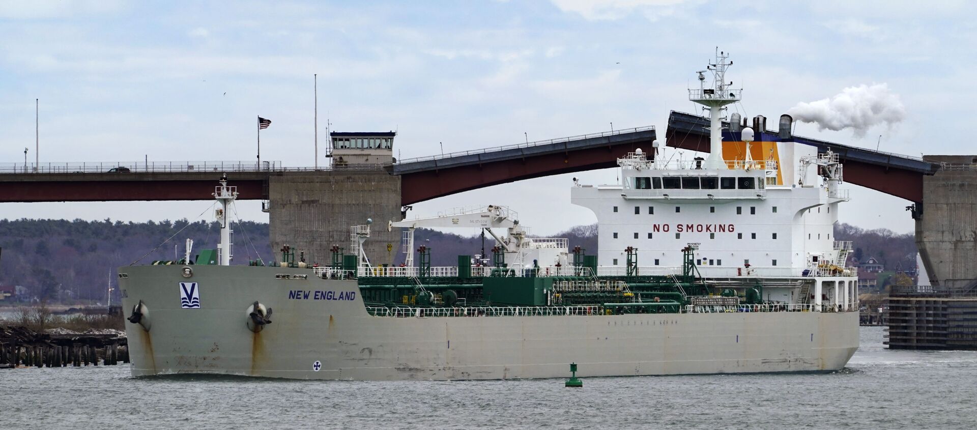 An oil tanker owned by Irving Oil arrives in Portland Harbor to unload fuel, Thursday, April 22, 2021, in South Portland, Maine. - Sputnik International, 1920, 28.05.2021