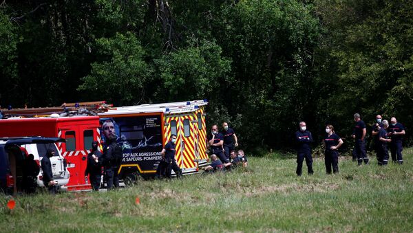 French special police forces and firefighters are seen after an assailant stabbed and badly wounded a policewoman in La Chapelle-sur-Erdre, western France, May 28, 2021. - Sputnik International