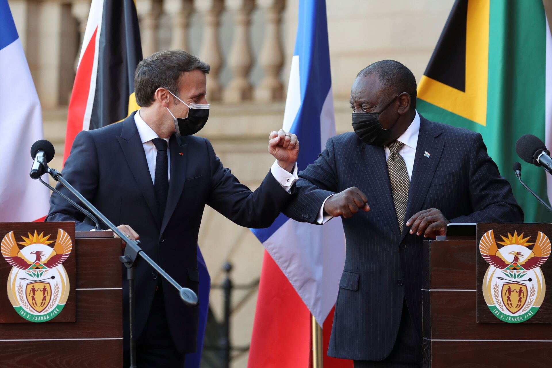 France's President Emmanuel Macron and South Africa's President Cyril Ramaphosa bump elbows after a news conference during a state visit, at the Union Buildings in Pretoria, South Africa May 28, 2021 - Sputnik International, 1920, 07.09.2021