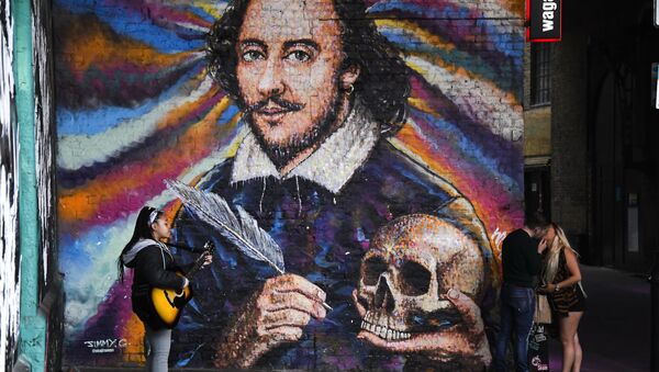 A girl plays guitar and a couple kiss under a mural depicting William Shakespeare on the south bank of river Thames, as the capital is set to reopen after the lockdown due to the coronavirus outbreak, in London, Saturday, July 4, 2020.  - Sputnik International