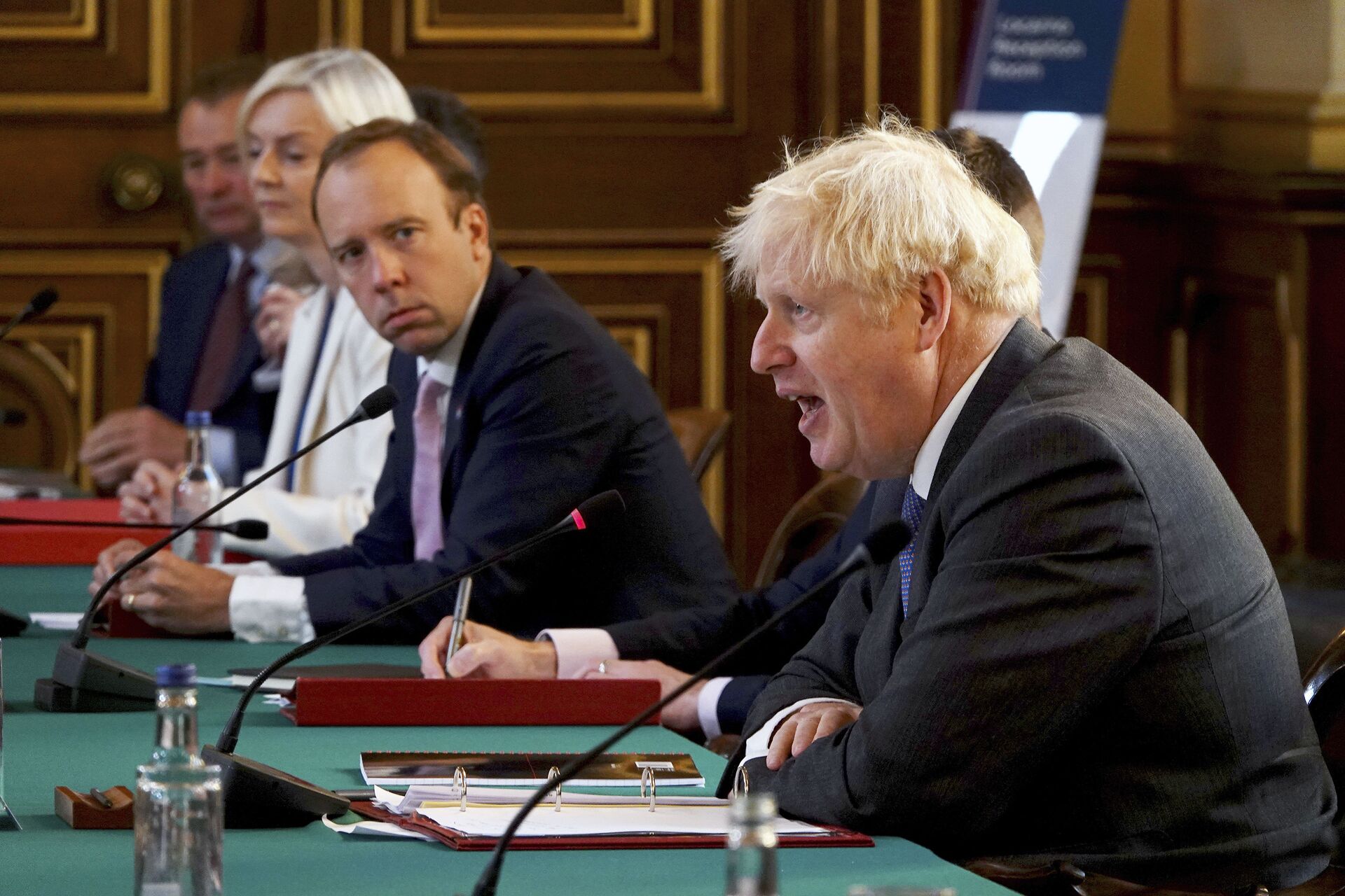 Britain's Prime Minister Boris Johnson, right, chairs a socially distanced government Cabinet meeting at the Foreign and Commonwealth Office (FCO) in London, Tuesday Sept. 15, 2020. - Sputnik International, 1920, 05.03.2022
