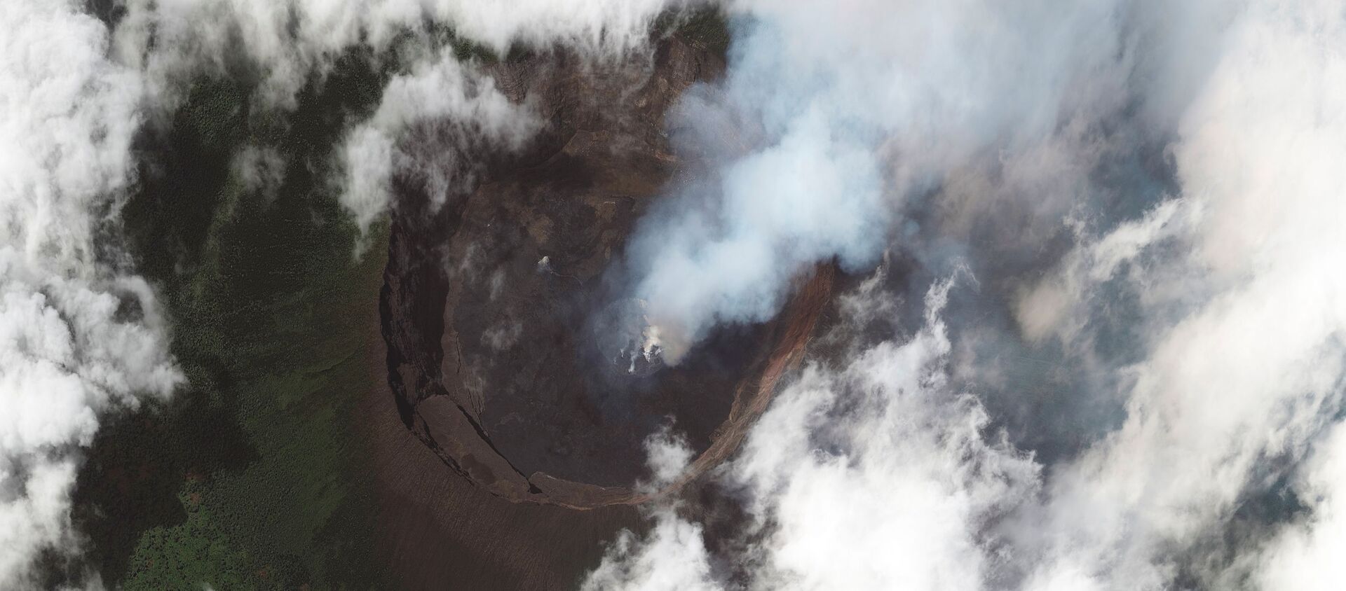 Volcanic activity is seen in the crater at Mount Nyiragongo near Goma, in the Democratic Republic of Congo May 25, 2021. - Sputnik International, 1920, 29.05.2021