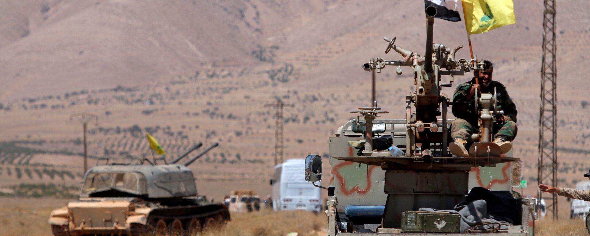 Hezbollah and Syrian flags flutter on a military vehicle in Western Qalamoun, Syria August 28, 2017. - Sputnik International, 1920, 14.10.2021