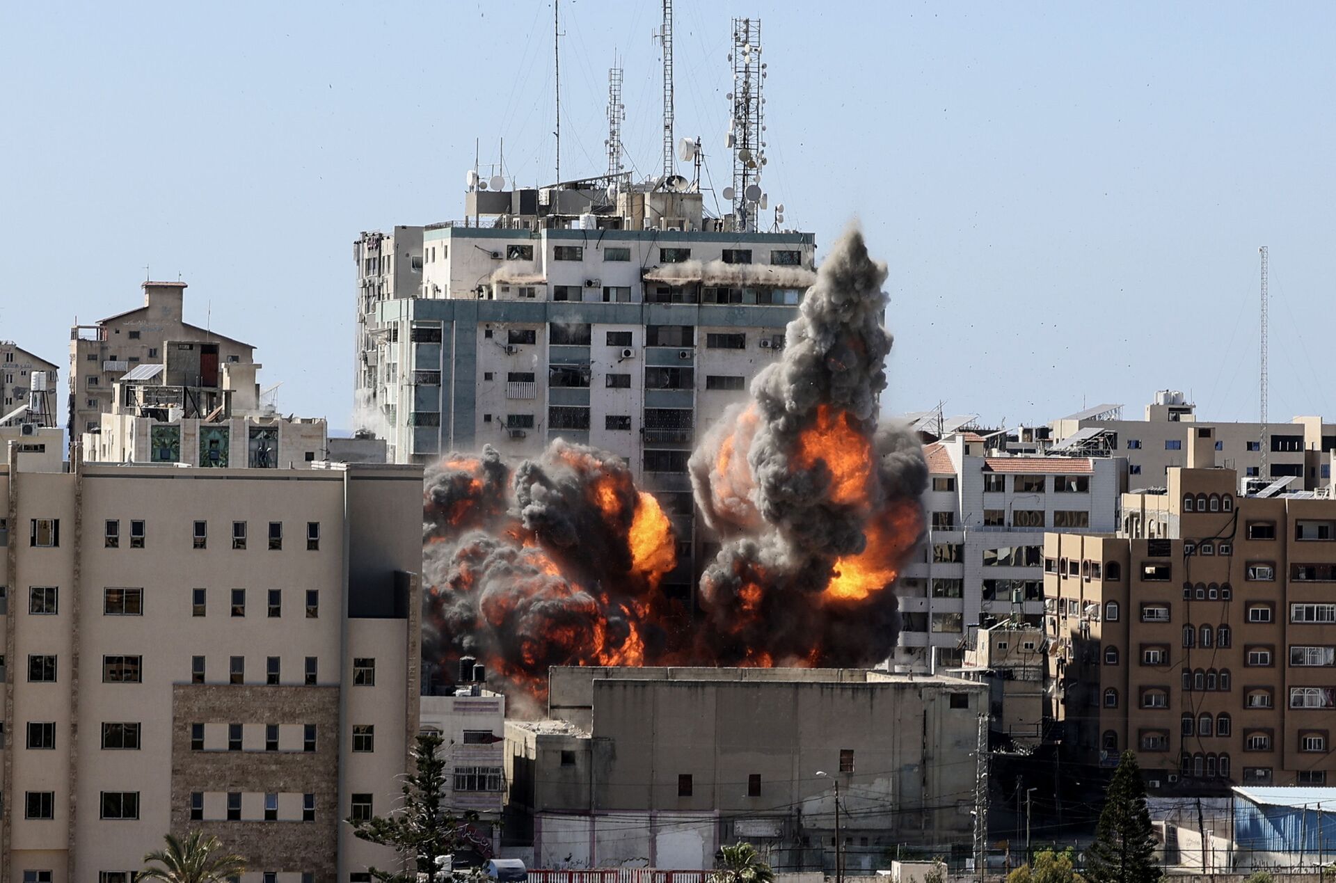 Smoke billows from a building housing various international media, including The Associated Press, after an Israeli airstrike on Saturday, May 15, 2021 in Gaza City. - Sputnik International, 1920, 19.09.2021