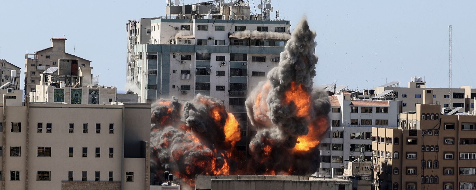 Smoke billows from a building housing various international media, including The Associated Press, after an Israeli airstrike on Saturday, May 15, 2021 in Gaza City. - Sputnik International, 1920, 11.06.2021
