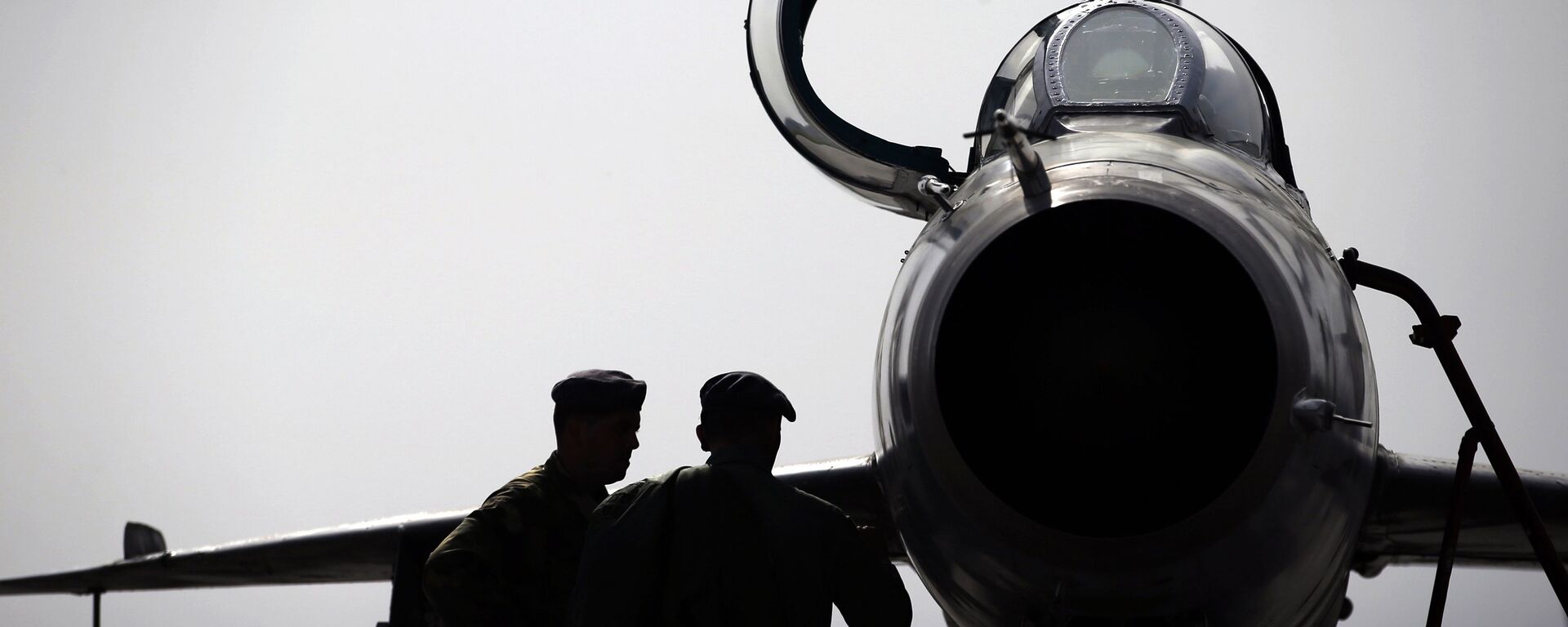 In this Wednesday, April 6, 2016 photo, ground crew prepares a Mig 21 fighter jet for a flight at the military airport Batajnica, near Belgrade, Serbia - Sputnik International, 1920, 25.07.2022