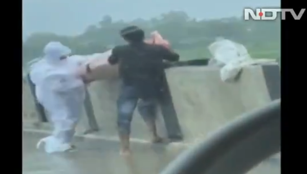 Watch Two Men Dumping COVID Patient's Body Into River in India - Sputnik International