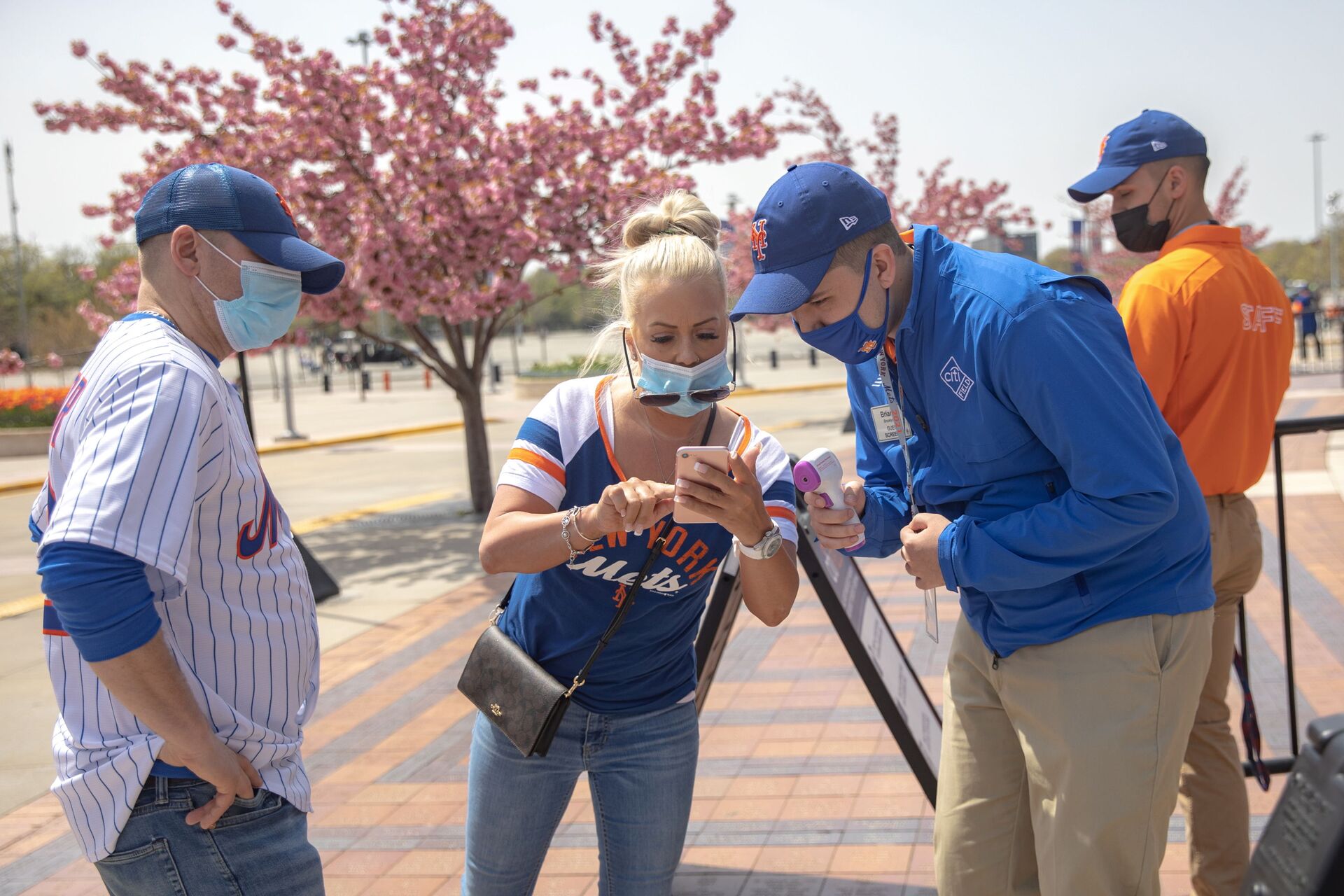 A fan shows a vaccine passport on her phone as she arrives for a New York Mets game, during the coronavirus disease (COVID-19) pandemic, at Citi Field in the Queens borough of New York City, U.S., April 24, 2021 - Sputnik International, 1920, 07.09.2021