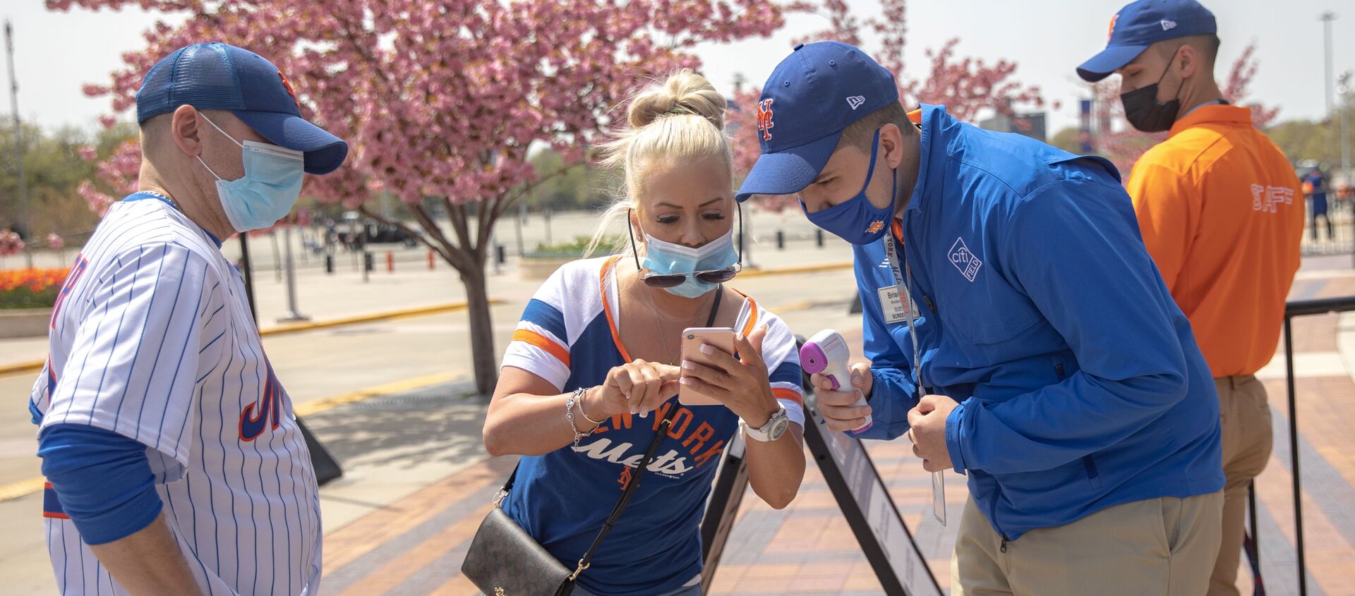 A fan shows a vaccine passport on her phone as she arrives for a New York Mets game, during the coronavirus disease (COVID-19) pandemic, at Citi Field in the Queens borough of New York City, U.S., April 24, 2021 - Sputnik International, 1920