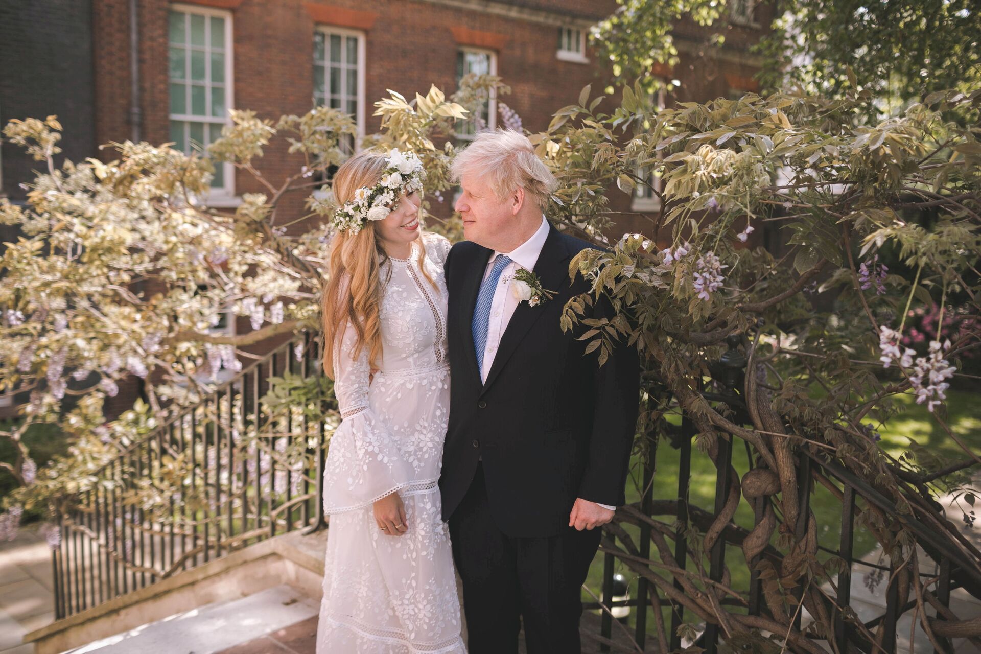 Boris and Carrie Johnson are seen in the garden of 10 Downing Street, after their wedding, in London, Britain May 29, 2021. Picture taken May 29, 2021. Rebecca Fulton/Pool via REUTERS     TPX IMAGES OF THE DAY - Sputnik International, 1920, 09.12.2021