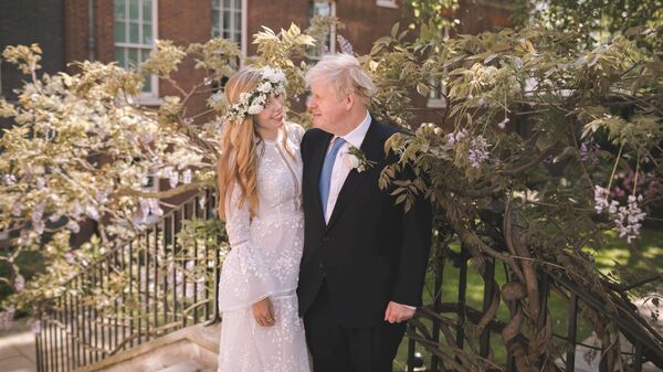 Boris and Carrie Johnson are seen in the garden of 10 Downing Street, after their wedding, in London, Britain May 29, 2021. Picture taken May 29, 2021. Rebecca Fulton/Pool via REUTERS     TPX IMAGES OF THE DAY - Sputnik International