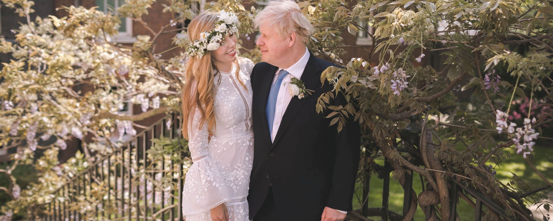 Boris and Carrie Johnson are seen in the garden of 10 Downing Street, after their wedding, in London, Britain May 29, 2021. Picture taken May 29, 2021. Rebecca Fulton/Pool via REUTERS     TPX IMAGES OF THE DAY - Sputnik International, 1920
