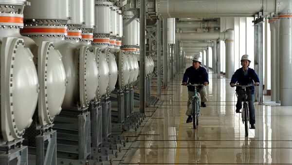Two technicians do routine inspection work in the hydropower plant on the left bank of the Three Gorges project in central China's Hubei Province Friday, April 30, 2004 - Sputnik International