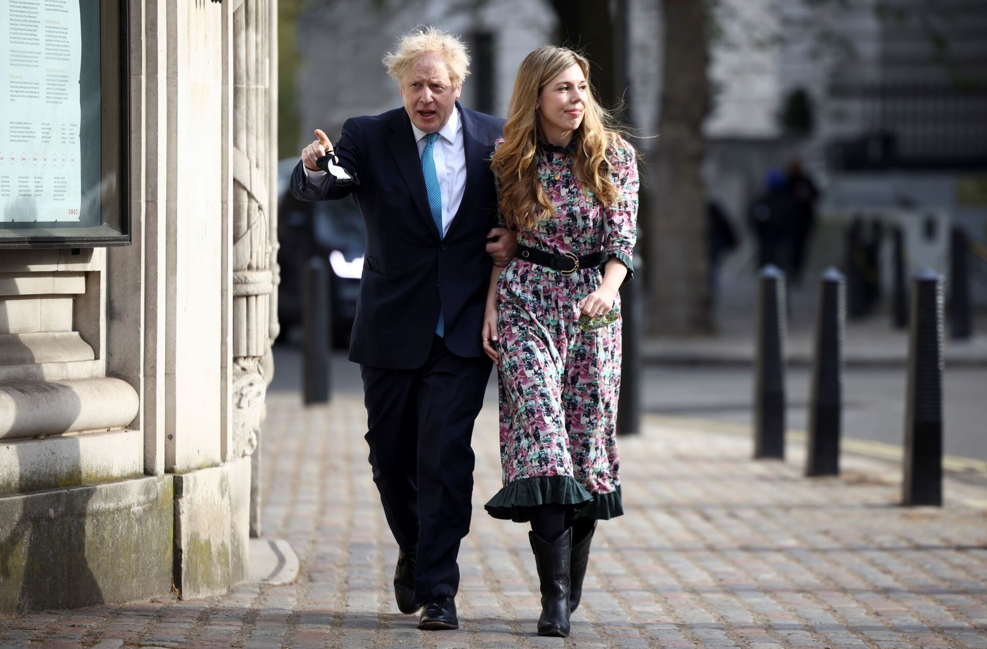 Britain's Prime Minister Boris Johnson and partner Carrie Symonds arrive at the Methodist Central Hall to vote, in London, Britain May 6, 2021 - Sputnik International, 1920, 07.09.2021