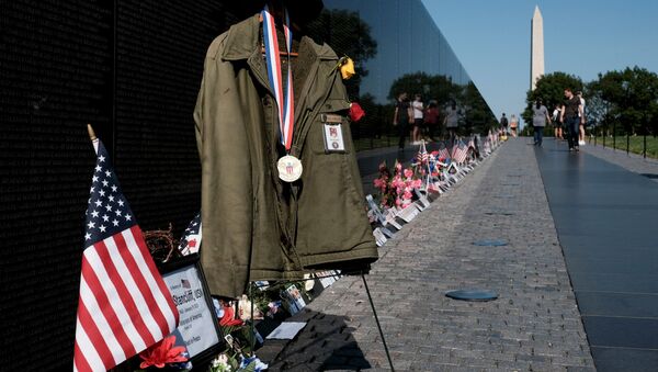 A makeshift memorial is seen in front of the Vietnam Memorial in observance of Memorial Day in Washington, U.S., May 31, 2021.  - Sputnik International