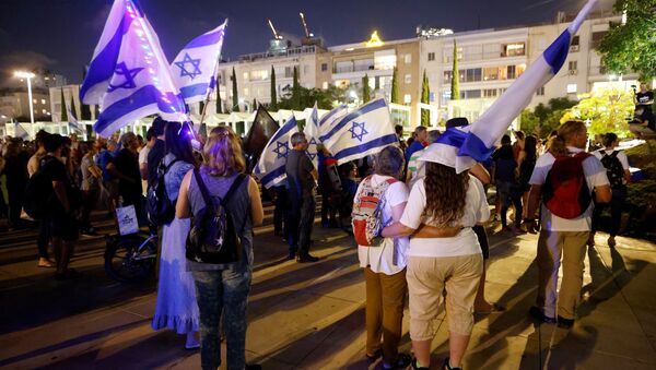 People attend a rally in support of a so-called government of change, a day after far-right party leader Naftali Bennett threw his crucial support behind a unity government in Israel to unseat Prime Minister Benjamin Netanyahu, in Tel Aviv, Israel May 31, 2021 - Sputnik International
