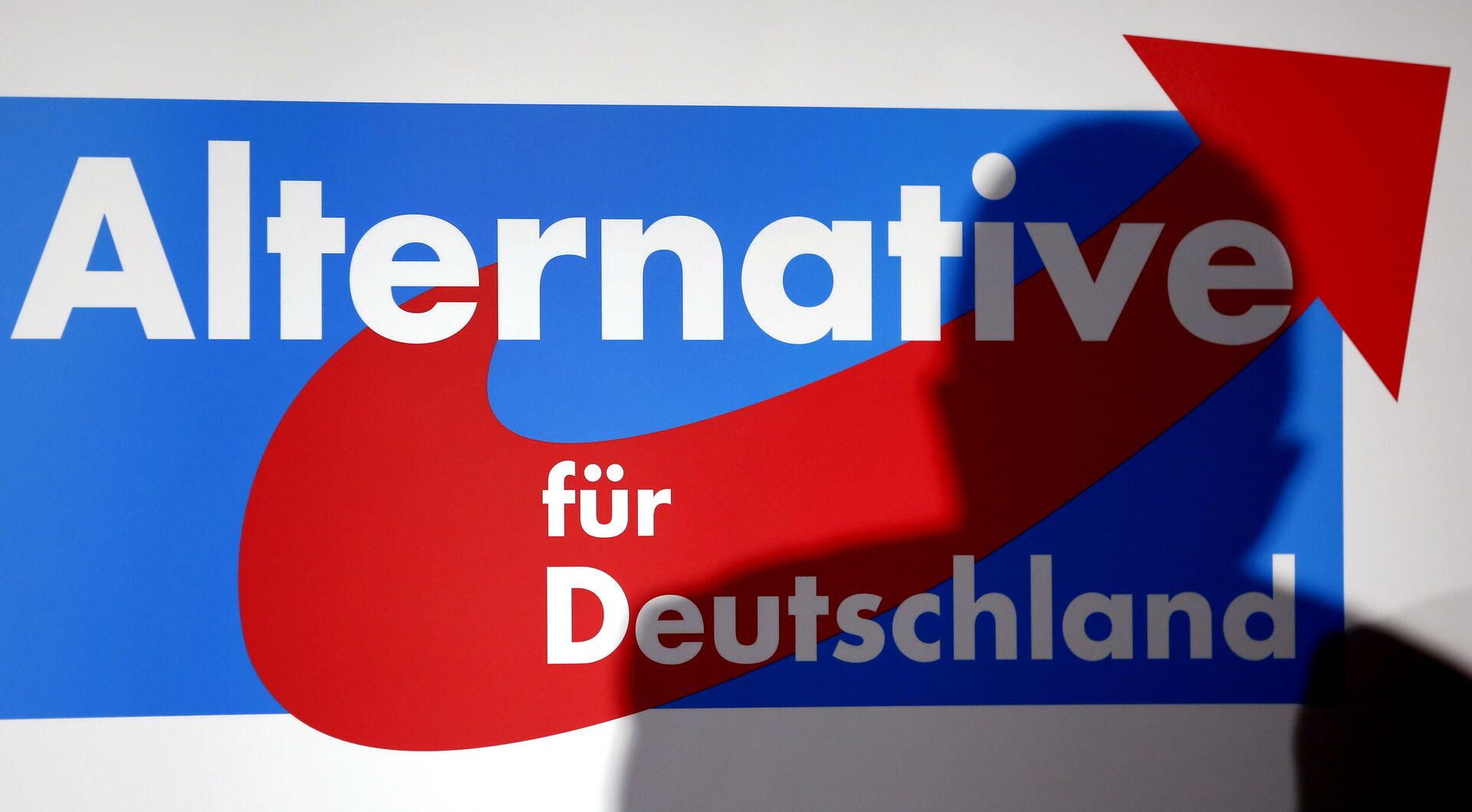 The shadow of the founder of the new German party 'Alternative fuer Deutschland' (Alternative for Germany), Bernd Lucke, is seen in on a logo during the party's founding convention in Berlin, Germany, Sunday, April 14, 2013 - Sputnik International, 1920, 07.09.2021