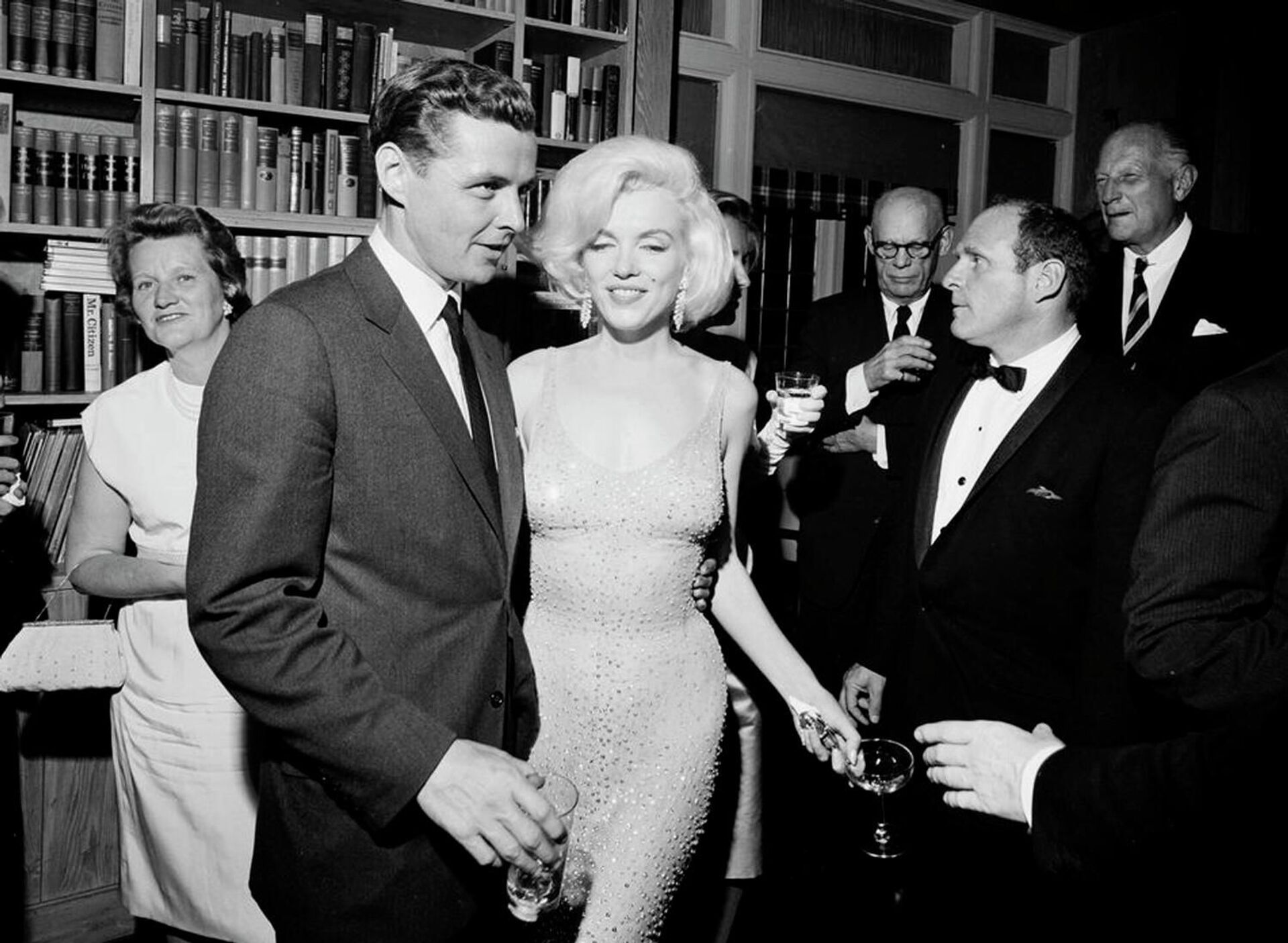 In this May 19, 1962 photo provided by the John F. Kennedy Presidential Library and Museum, actress Marilyn Monroe wears the iconic gown that she wore while singing Happy Birthday to President John F. Kennedy at Madison Square Garden, during a reception in New York City - Sputnik International, 1920, 07.09.2021