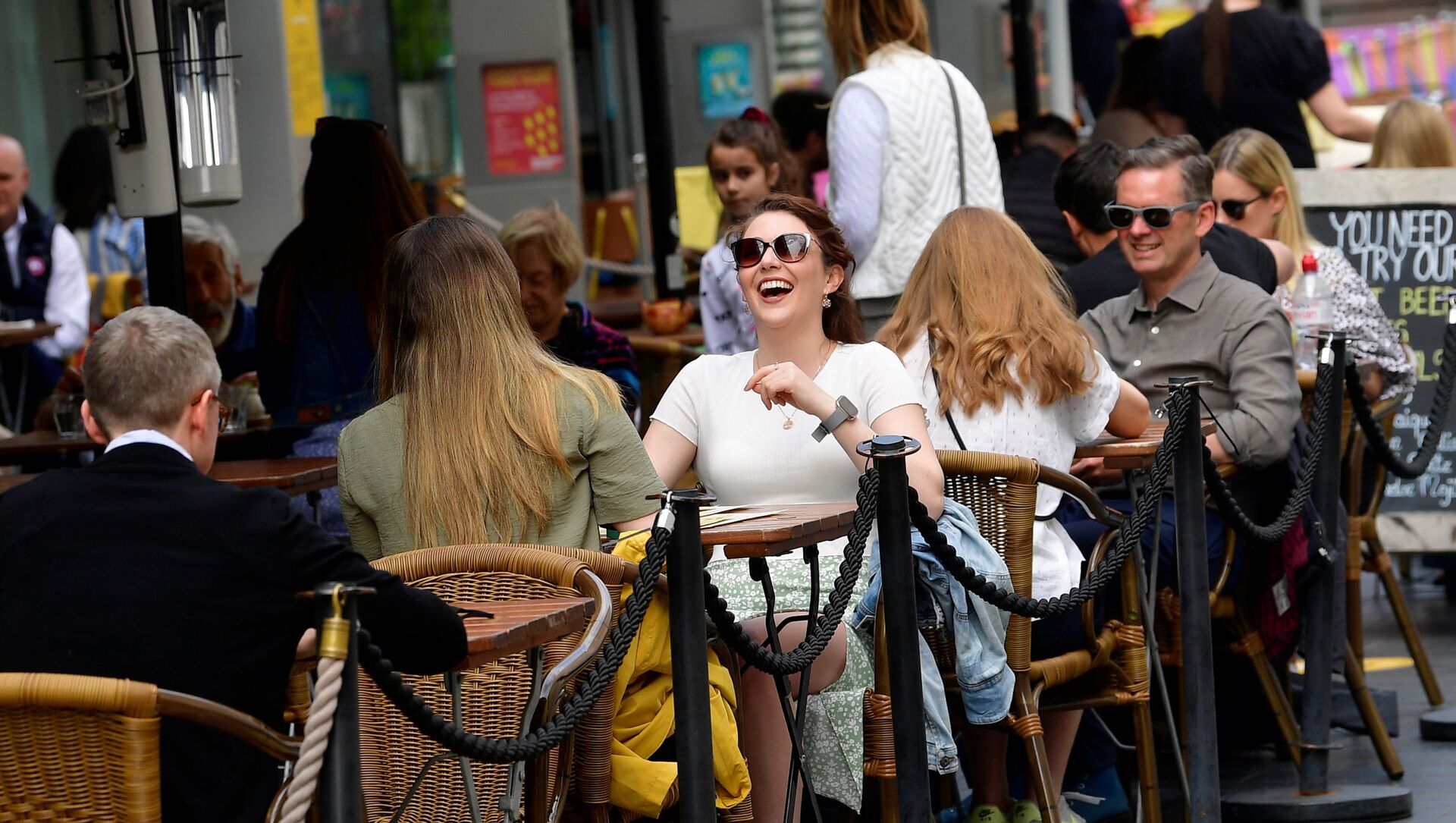 People relax at outdoor dining areas on the South Bank, as lockdown restrictions continue to ease amidst the spread of the coronavirus disease (COVID-19) pandemic, in London, Britain May 28, 2021 - Sputnik International, 1920, 02.06.2021