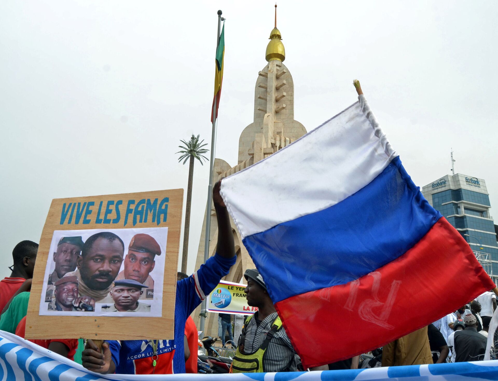 Malians holds a photograph with an image of coup leader Colonel Assimi Goita, who overthrew the president and prime minister this week, and Russia's flag during a pro-Malian Armed Forces (FAMA)  demonstration in Bamako, Mali, May 28, 2021 - Sputnik International, 1920, 27.12.2021