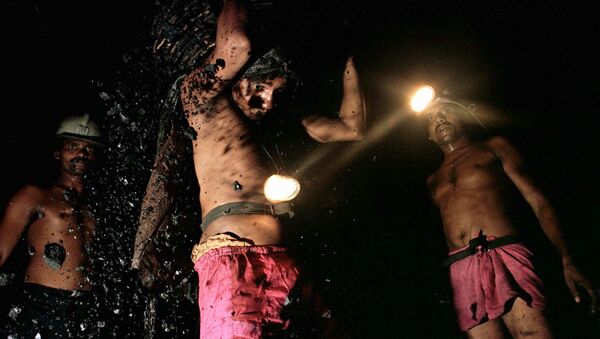  Miners haul coal in a shaft mine , India (File) - Sputnik International