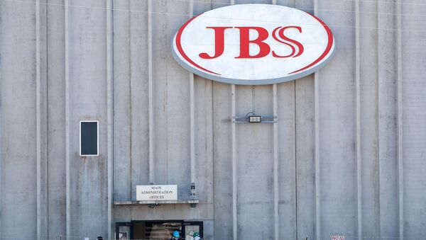 Employees walk around with face masks at the JBS USA meat packing plant, which  was closed after numerous employees tested positive and two have died from the coronavirus disease (COVID-19), in Greeley, Colorado, 14 April 2020 - Sputnik International