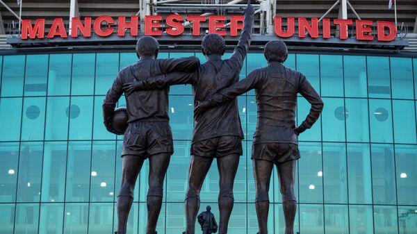 Памятник манчестерской троице у здания стадиона Old Trafford в Манчестере - Sputnik International
