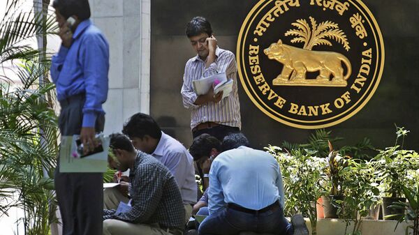 Journalists wait next to the logo of the Reserve Bank of India (RBI), outside its head office in Mumbai, India, Tuesday, April 20, 2010 - Sputnik International