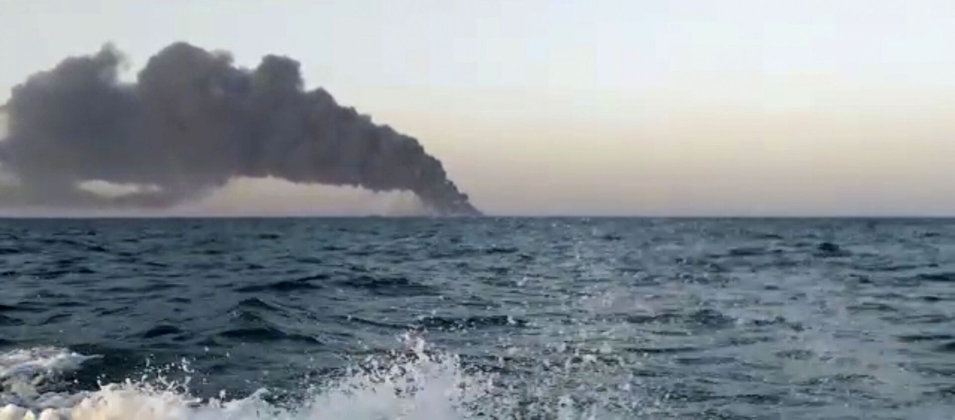 This image made from a video released on Wednesday, June 2, 2021 by Asriran.com, shows smoke rising from Iran's navy support ship Kharg in the Gulf of Oman - Sputnik International, 1920, 02.06.2021