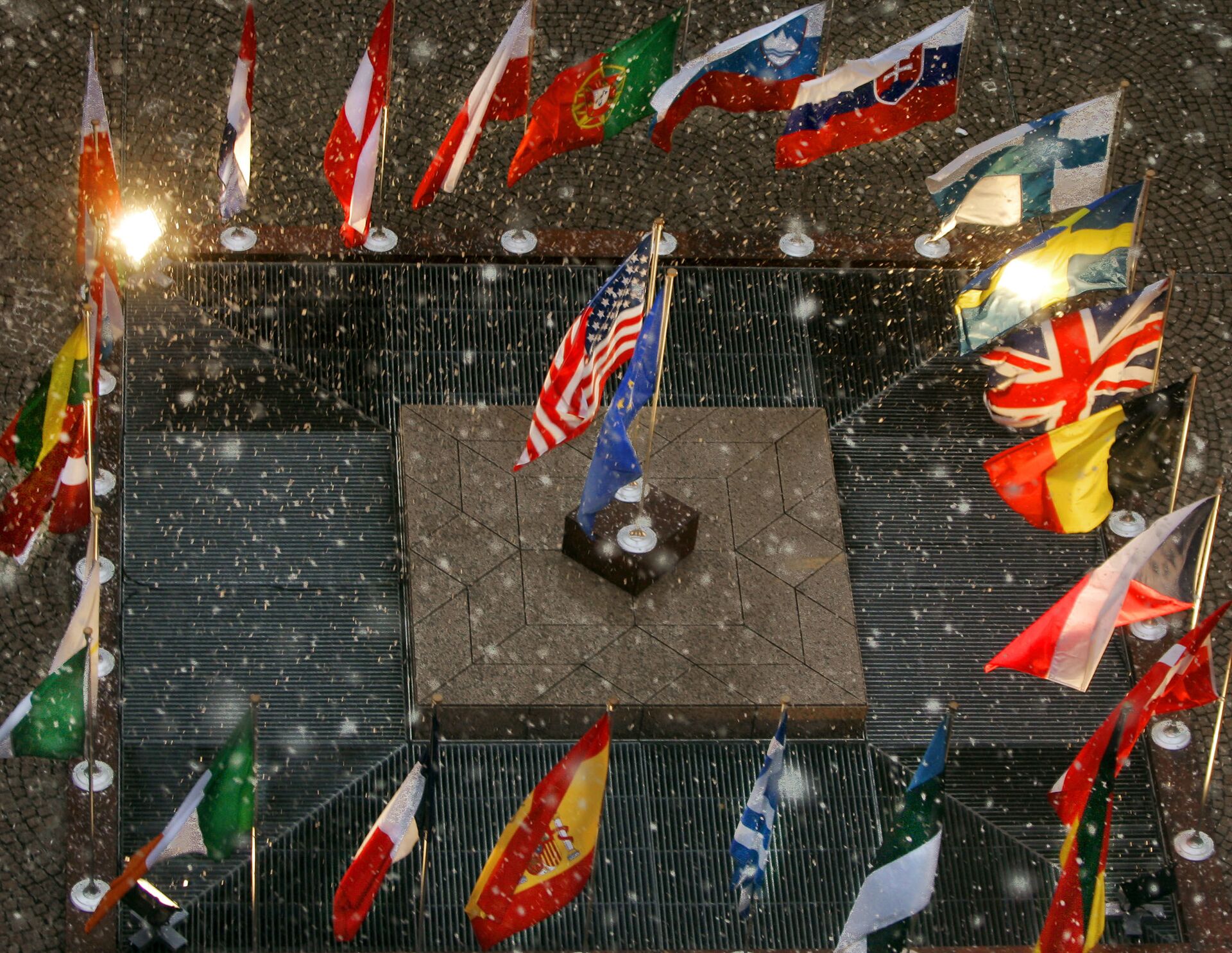 The flags of the United States and the European Union stand amid the national flags of the European Union nations during a gentle snowfall at European Union headquarters  in Brussels, Belgium, Tuesday, Feb. 22, 2005 - Sputnik International, 1920, 11.10.2021