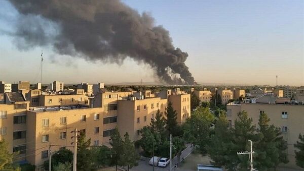 Smoke rises at an oil refinery in Tehran, Iran June 2, 2021 - Sputnik International