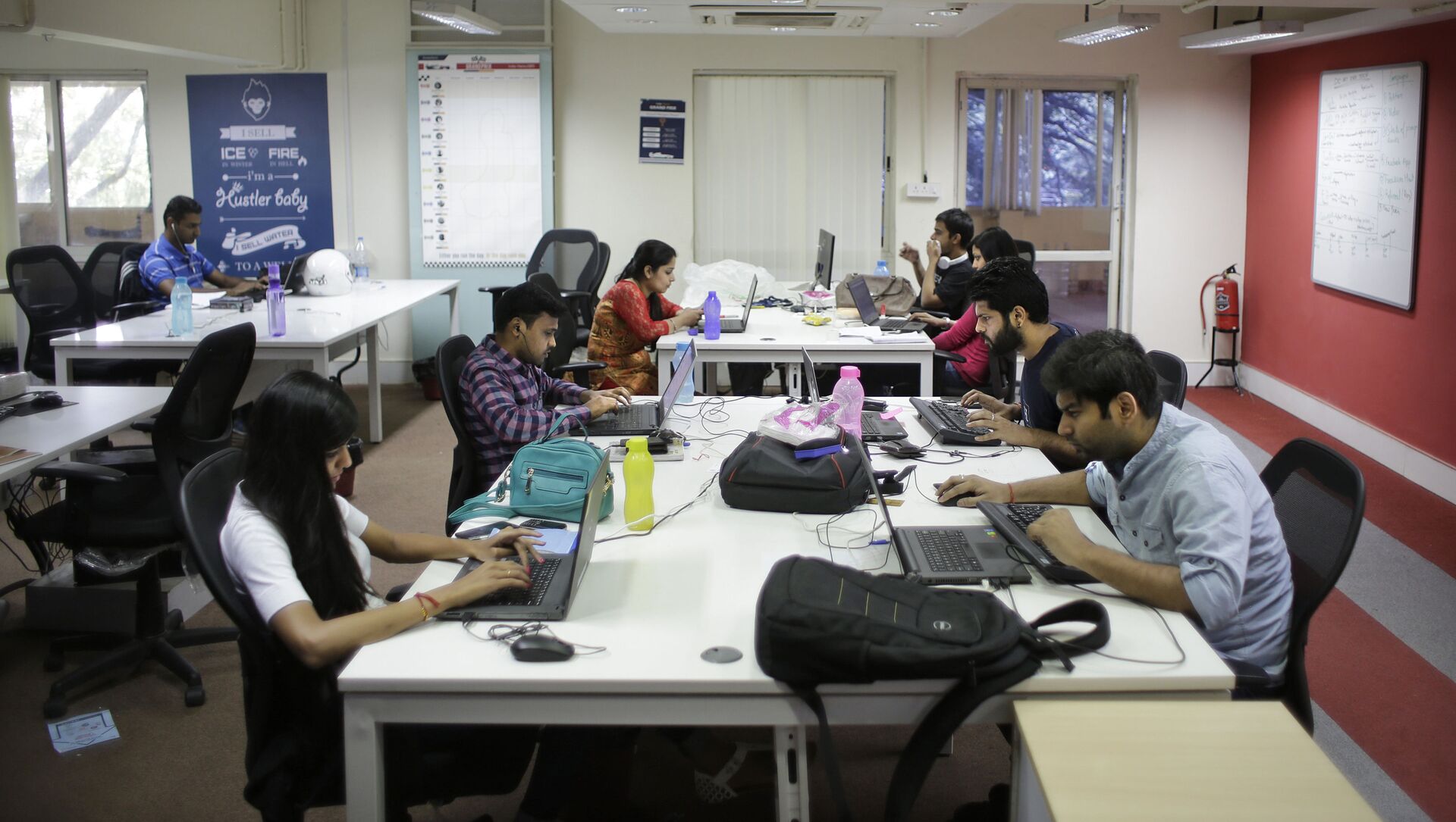 Employees work on their computers at the office of HackerEarth in Bangalore, India, Wednesday, Oct. 14, 2015 - Sputnik International, 1920, 03.06.2021