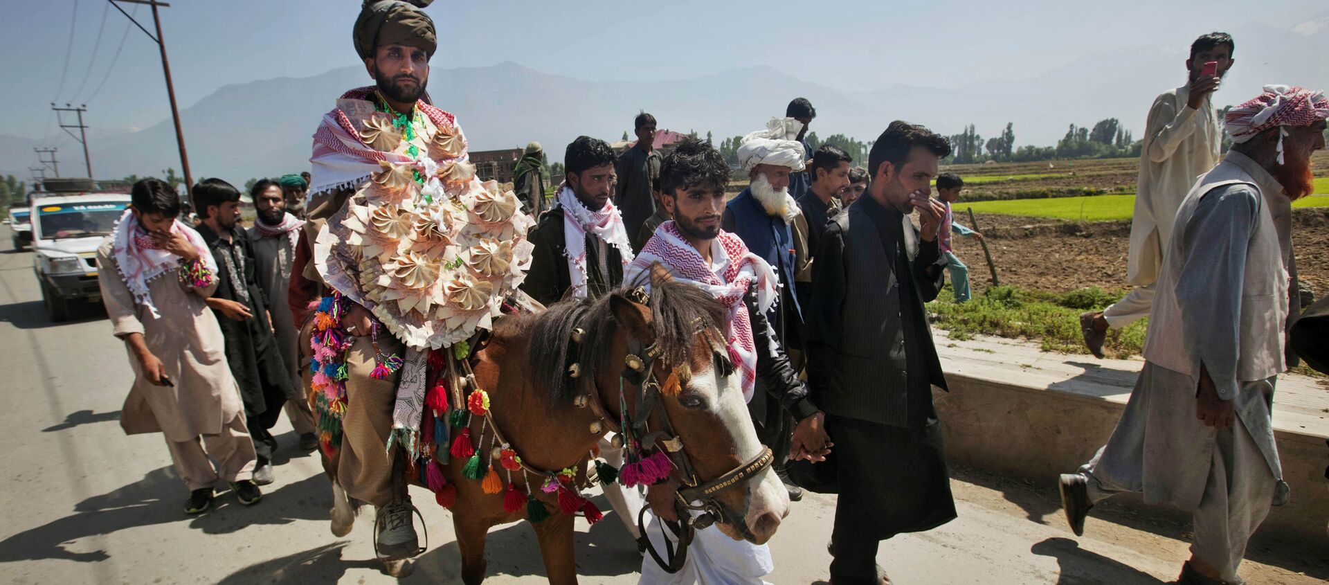 Mohammad Farooq, a Kashmiri Bakarwal nomad arrives for his wedding ceremony  on a horse on the outskirts of Srinagar, India, Friday, May 31, 2013 - Sputnik International, 1920, 03.06.2021