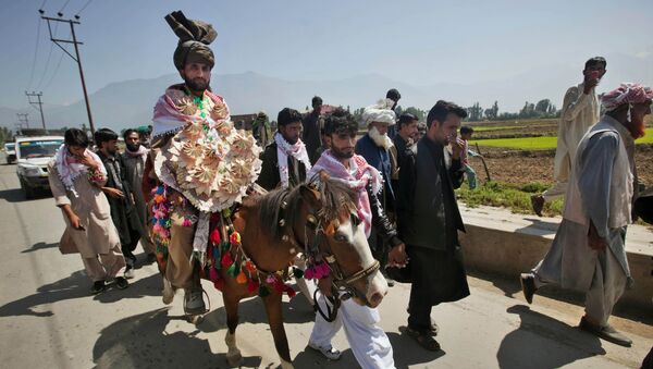 Mohammad Farooq, a Kashmiri Bakarwal nomad arrives for his wedding ceremony  on a horse on the outskirts of Srinagar, India, Friday, May 31, 2013 - Sputnik International