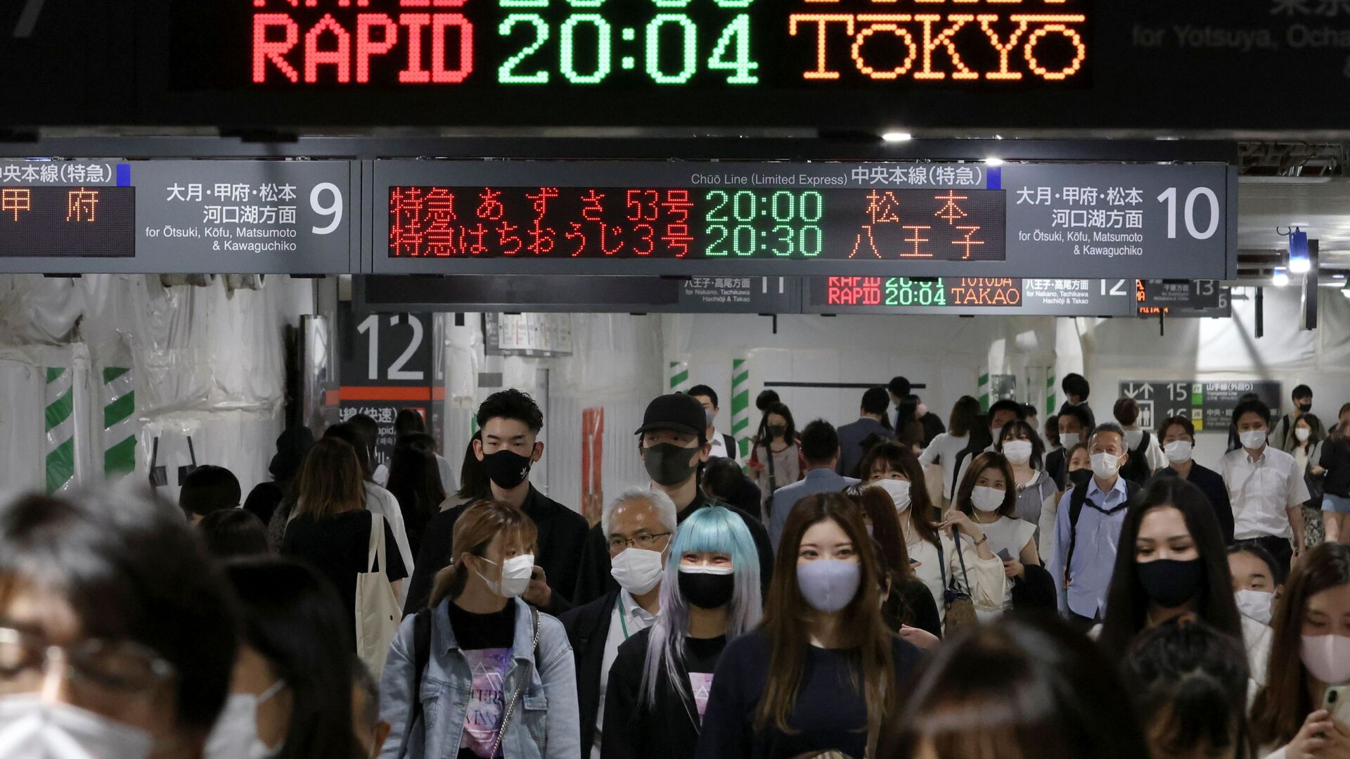 Commuters wearing protective face masks walk at a train station, amid the coronavirus disease (COVID-19) pandemic, in Tokyo - Sputnik International, 1920, 17.01.2022