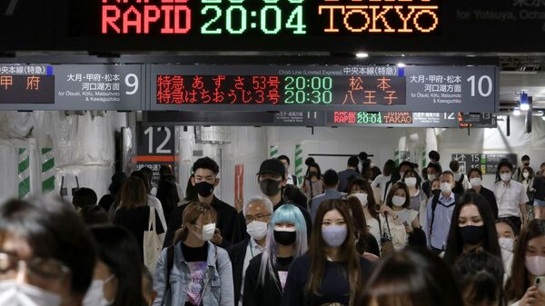 Commuters wearing protective face masks walk at a train station, amid the coronavirus disease (COVID-19) pandemic, in Tokyo - Sputnik International