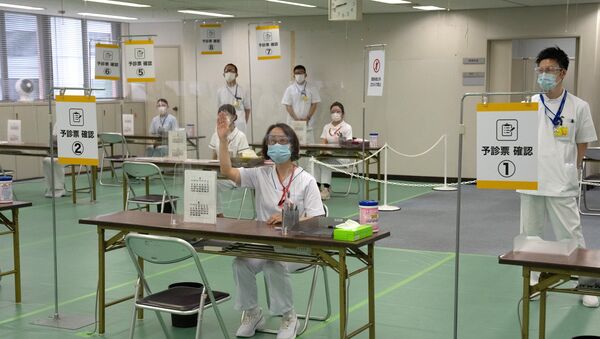 Nurses wait to process people arriving to receive the Moderna coronavirus disease (COVID-19) vaccine at the newly-opened mass vaccination centre in Tokyo - Sputnik International
