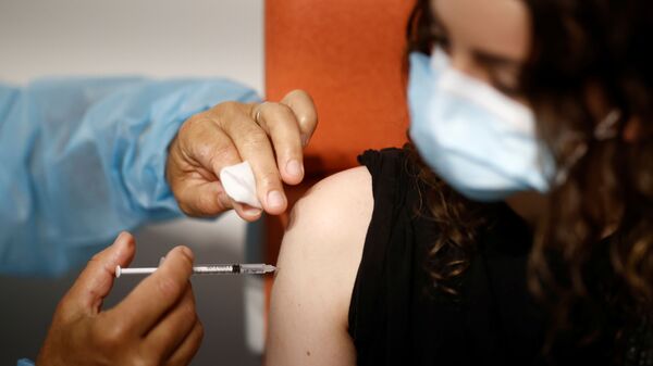 A medical worker administers a dose of the Comirnaty Pfizer BioNTech COVID-19 vaccine in a vaccination center in Nantes as part of the coronavirus disease (COVID-19) vaccination campaign in France, June 3, 2021 - Sputnik International