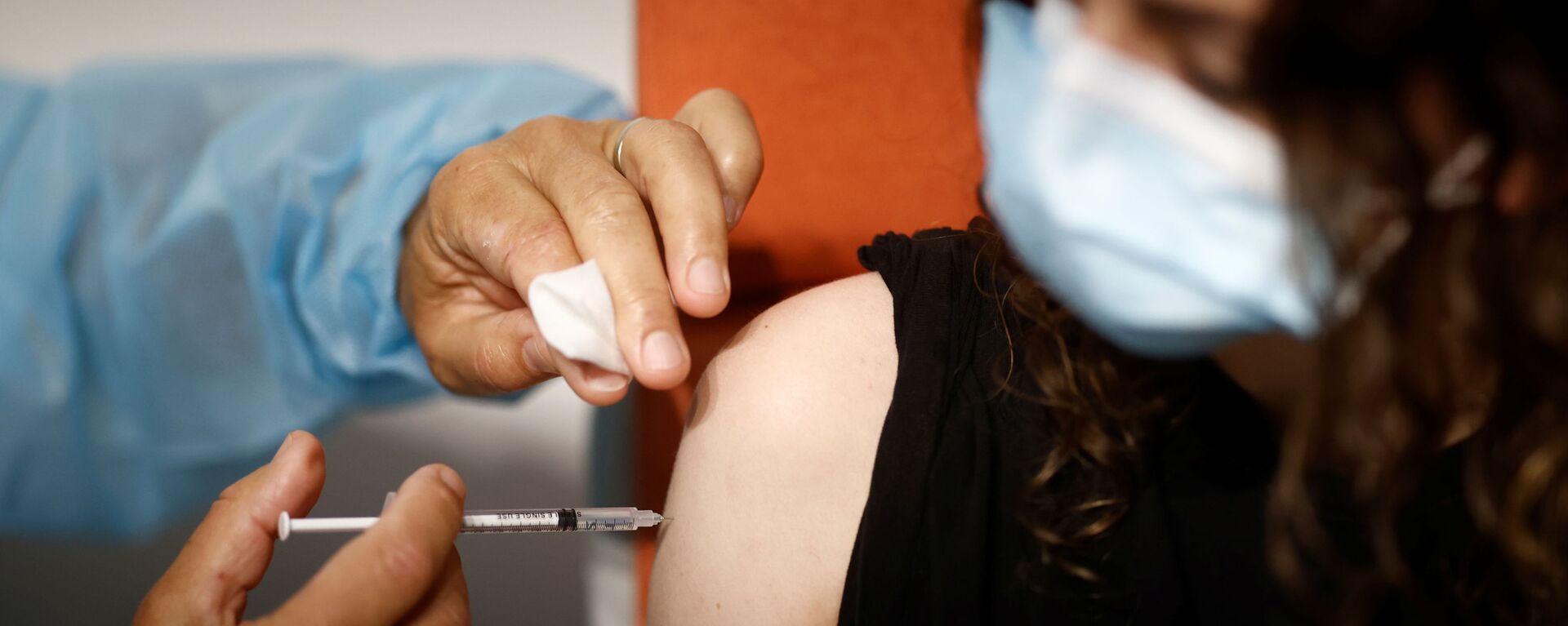 A medical worker administers a dose of the Comirnaty Pfizer BioNTech COVID-19 vaccine in a vaccination center in Nantes as part of the coronavirus disease (COVID-19) vaccination campaign in France, June 3, 2021 - Sputnik International, 1920