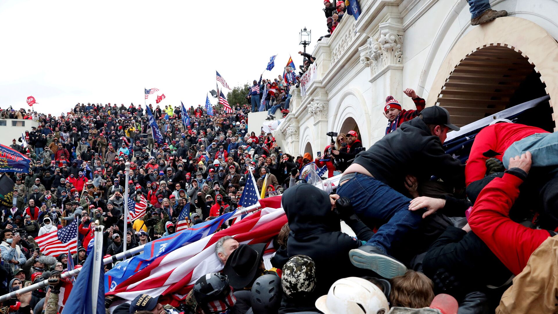  Pro-Trump protesters storm into the U.S. Capitol during clashes with police, during a rally to contest the certification of the 2020 U.S. presidential election results by the U.S. Congress, in Washington, U.S, January 6, 2021 - Sputnik International, 1920, 07.08.2021